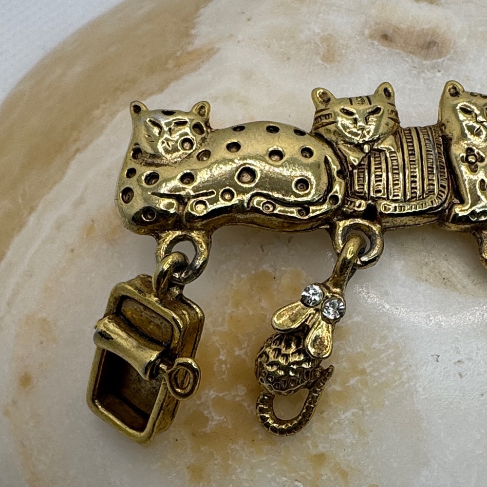 AJC Vintage gold-tone brooch with five cats and dangling charms. - Picture 4 of 12